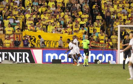 Contraste. De blanco, Juan Luis Anangonó celebra junto a Johan Julio, mientras los hinchas amarillos y el estadio torero se quedan en silencio por el gol que anotó el ex-Barcelona. Liga le sacó seis puntos de seis al Ídolo del Astillero.