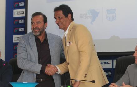 Ejemplo. Nassib Neme (i) y José Francisco Cevallos quisieron enviar un mensaje de hermandad a los hinchas.