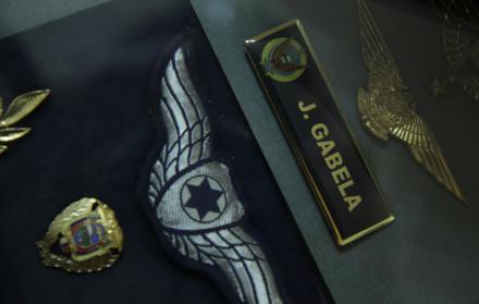 La madrugada del 18 de diciembre dos sujetos dispararon al general Gabela en Guayaquil, cuando defendía a una de sus hijas que aparentemente iba a ser asaltada. Sin embargo, el caso generó fuertes sospechas porque el alto mando de la FAE ya había advertid