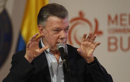 “El ministro de Defensa, antes de viajar a Medellín, dijo que por fuentes de inteligencia se confirmaba que los cuerpos estaban del lado colombiano (...).