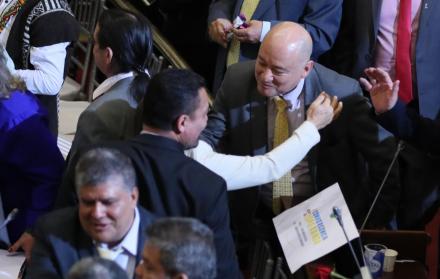 El senador del partido FARC Carlos Antonio Lozada (d) celebra tras tomar juramento durante la instalación del nuevo periodo de sesiones del Congreso en Bogotá (Colombia).