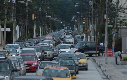 Problema. Debido al exceso de tráfico, los vehículos invaden el carril contrario para avanzar más rápido.