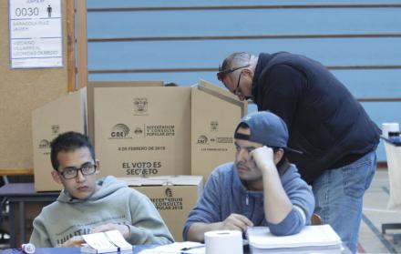 La jornada electoral, a la que están convocados 13 millones de los 16,7 millones de ecuatorianos, se extenderá hasta las 17H00.