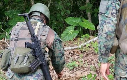 Cuidado. Durante los patrullajes, los militares llevan los ojos puestos en el suelo ante el riesgo de que existan explosivos. Cuando se hallan canecas, como en este caso en San Lorenzo, primero se confirma que no se trate de una bomba.