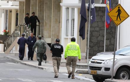 Investigación. Miembros de la Unidad de Inteligencia Antidelincuencial (UIAD) de la Policía estuvieron por casi seis horas en las oficinas de Comandancia General del Ejército, en la capital.