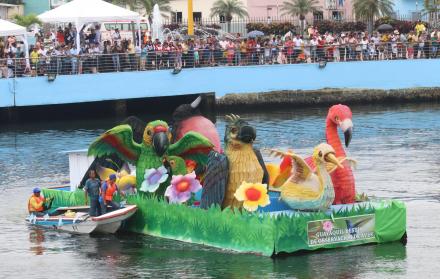 Una de las carrozas rindió homenaje a la diversidad de aves endémicas de Guayaquil y no solo a las que habitan en el manglar, sino también a las que están en los bosques protegidos.