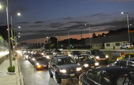 Lentamente avanzan los conductores que utilizan el nuevo puente sobre el río Daule. Se requiere con urgencia el nuevo paso elevado, ya que el semáforo no es la solución.