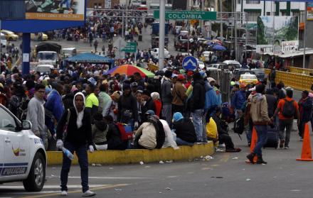Migrantes venezolanos en el puente de Rumichaca.