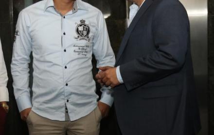 Jaime Estrada, presidente del Manta FC y Francisco Egas, directivo de Universidad Católica.