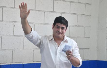 Carlos Alvarado ejerciendo su derecho al voto