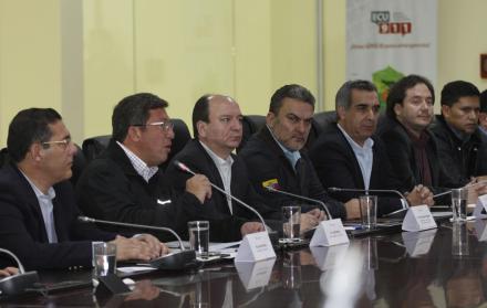 Quito. Patricio Zambrano y César Navas, ministros de Defensa y del Interior; el fiscal Carlos Baca; José Serrano, presidente de la Asamblea, y Gustavo Jalkh, de la Judicatura.