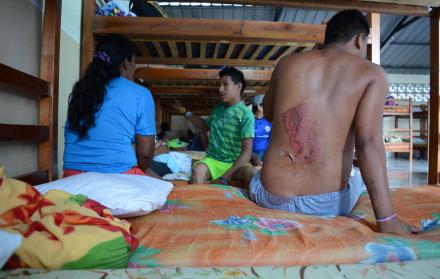 Heridos. Leonardo Lorenty, de 23 años, es uno de los 28 heridos del atentado. Una plancha de zinc le cayó en la espalda. Él está en la iglesia albergue.