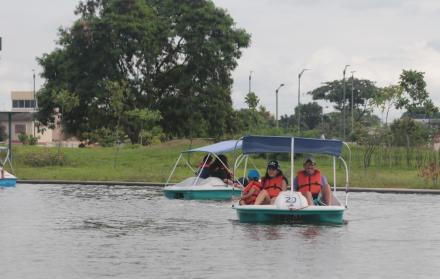 Parque Samanes. Los botes a pedal son un juego muy practicado en uno de sus 3 lagos.