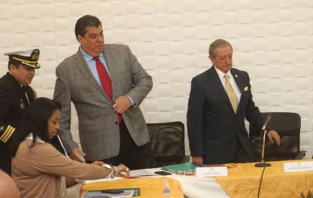 Cita. Los ministros de Defensa, Oswaldo Jarrín (d), y del Interior, Mauro Toscanini, durante el Consejo Sectorial.