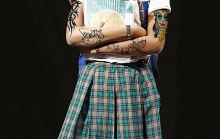 Caso. Un grupo pide que se acepte que los chicos puedan ir a clases con cabello teñido y tatuaje si lo desean.
