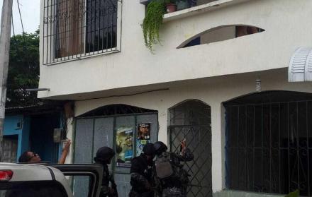 Casas. La policía continúa con la búsqueda de los sospechosos.