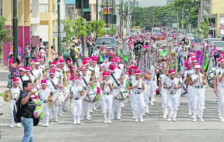 Los alumnos, con gorros y guirnaldas, desfilaron a lo largo de 20 cuadras.