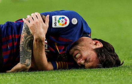 El delantero argentino Leo Messi tras fracturarse en el encuentro correspondiente a la novena jornada de primera división que disputaron frente al Sevilla, en el estadio del Camp Nou, en Barcelona.