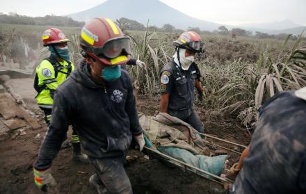 La lluvia de ceniza provocada por el volcán, de 3.763 metros de altura, llevó al cierre temporal de las operaciones en el aeropuerto internacional.
