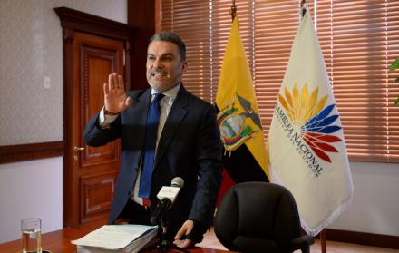 Pruebas. El titular de la Asamblea mostró un fajo de documentos.