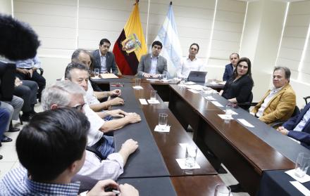Fue una reunión privada de un poco más de una hora, en la que los delegados del sector expusieron sus cifras y argumentos, y del lado gubernamental escucharon y tomaron apuntes. La cita, en el Gobierno Zonal de Guayaquil, la encabezó el vicepresidente Son