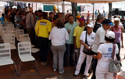 Proceso. Ciudadanos en Caracas esperan durante la recolección de firmas de Primero Justicia, para reinscribir al partido ante el poder electoral.