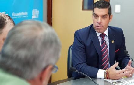 Para el ministro es una “verguenza” que el sueldo básico sea definido mediante una negociación, “es antiético”, enfatizó.