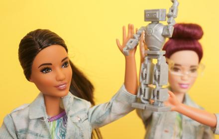 La popular muñeca busca concienciar sobre la importancia de que las mujeres accedan a más y distintas profesiones.