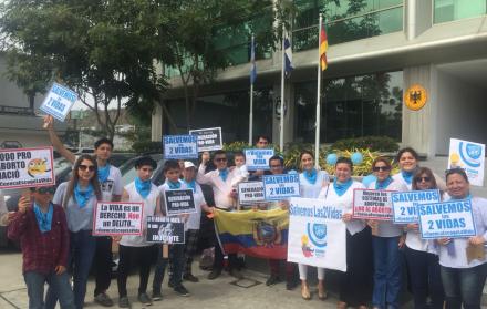 Los activistas llegaron hasta de Cuenca para darse cita en los bajos del edificio.