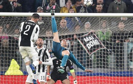 2,38 m fue la altura del balón en el remate. 1,41 m fue la altura del salto de Ronaldo.