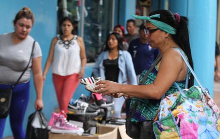 Renexi Gutiérrez, venezolana, licenciada en Administración de Empresas, vende alpargatas en la bahía de Guayaquil. Dice que ya tiene visa y que ha mandado hojas de vida a varias compañías.