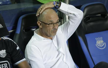 El DT saliente, Alfredo Arias, se despidió del Polideportivo Los Samanes, la mañana del lunes.