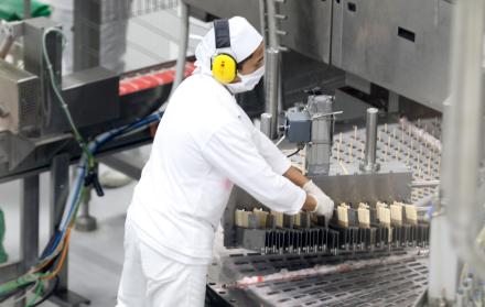 Cervecería Nacional, del consorcio ABInbev, es una de las más antiguas de Guayaquil y lleva muchos años en el escalafón de las 10 empresas más importantes del Ecuador.