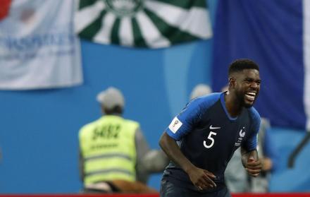 Samuel Umtiti de Francia celebra la victoria de su equipo ante Bélgica.
