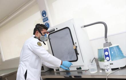 Pericia. La cámara de cianocrilato es uitilizada al obtener huellas ocultas y antiguas.