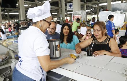 Todo tipo de platos.- Bolones, humitas, hayacas y cebiches son los platillos más solicitados por los clientes del mercado. Según los comerciantes, los moradores de La Puntilla y La Aurora han venido por “publicidad de boca a boca”. 