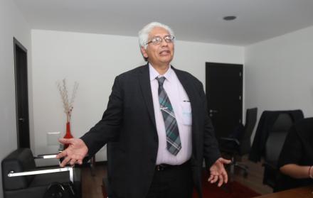 Rector de la universidad de Yachay, matemático, científico y PhD. Profesor regents y maestro Joaquín Bustoz Jr. en la Universidad de Arizona. Ha trabajado en el Centro de Enfermedades Infecciosas de Harvard y en las universidades de Xi’an Jiatong de China