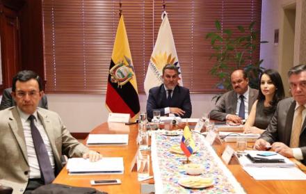 El CAL decisió la creación de una comisión ocasional para tratar las preguntas 3 y 6. 