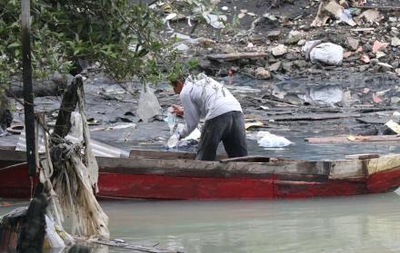 Contaminación. El estero Salado, de Guayaquil, contaminado por la basura arrojada, en una imagen de archivo.