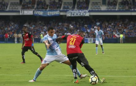 Dato. Jefferson Montero (i) debutó con la camiseta de Emelec. La ‘Turbina’ está muy lejos de su nivel habitual, pero ayer fue ovacionado por la hinchada azul, que disfruta con el liderato.