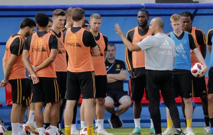 El entrenador de la selección de Bélgica, Roberto Martínez (3-d), da instrucciones a sus jugadores durante el entrenamiento.