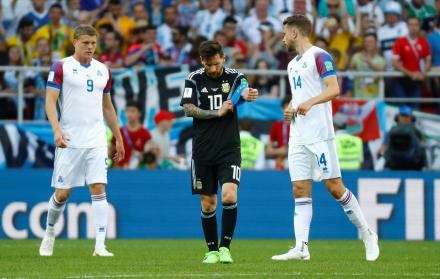 Desolación. Messi (c) exteriorizó toda su frustración al sacarse con rabia la banda de capitán de Argentina luego de fallar un penal en el que envió el balón a las manos del portero. 