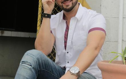 Hijo del también artista Pepe Parra y hermano de José Daniel y La Vivi Parra.