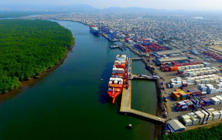 Extensión. El canal de acceso llega hasta las terminales ubicadas en la Isla Trinitaria (Dole y TPG).