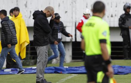 Impotencia. El gesto de Alfredo Arias lo dice todo. Aunque trabaja fuerte, en la cancha no se están viendo los resultados.
