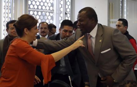 Bienvenida. El presidente de la Comisión de Derechos Colectivos de la Asamblea, Jorge Corozo, recibe a la ministra del Interior, María Paula Romo.