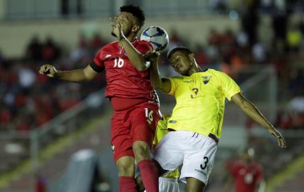 John Narváez (d) de Ecuador disputa el balón con Rolando Blackburn de Panamá.