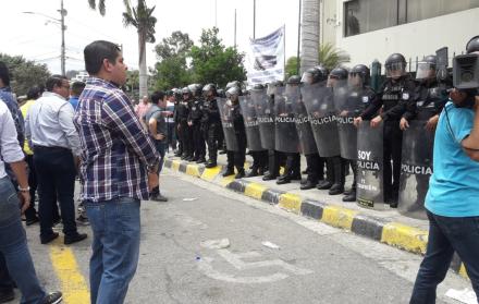 Desde ayer la Policía custodia el edificio del rectorado de la Universidad de Guayaquil.