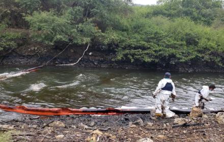 Se realizan labores de limpieza en el sitio del derrame.