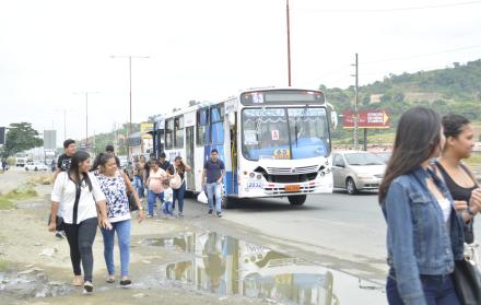Las líneas de buses urbanos hacia La Aurora son de gran demanda. En la gráfica se puede constatar que aunque no es hora pico bajan varios usuarios de un unidad que viene de Guayaquil.